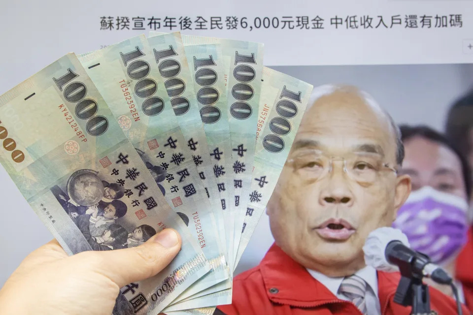 行政院長蘇貞昌宣布，將普發現金每人6000元台幣，有黨政人士說這個紅包原本是「新院長」要給全民的禮物。圖／聯合報系資料照片