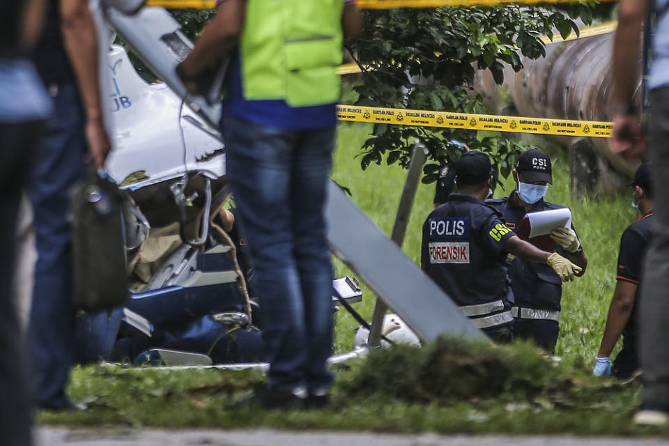 Forensic police are conducting an investigation which involved two victims during the helicopter crash in Melawati on November 8, 2020. — Picture by Hari Anggara