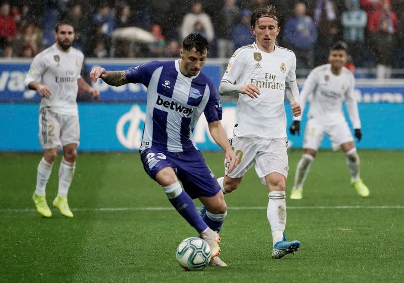 Ximo Navarro de Alaves y Luka Modric del Real Madrid en el Estadio Mendizorroza