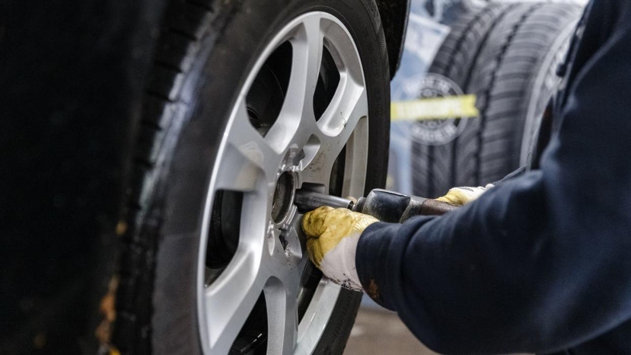 Autofahrer sollten vor dem Montieren die Reifen auf Einstiche, Beulen oder ungleichmäßige Abnutzung checken.