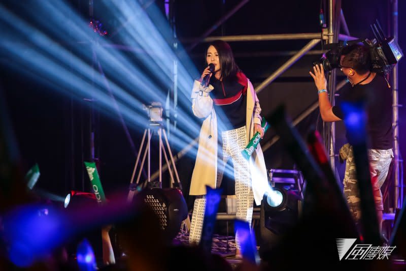 2015年在我是歌手3獲得單場第一名的譚維維4日於大佳河濱公園春浪音樂季首次在台開唱。（顏麟宇攝）