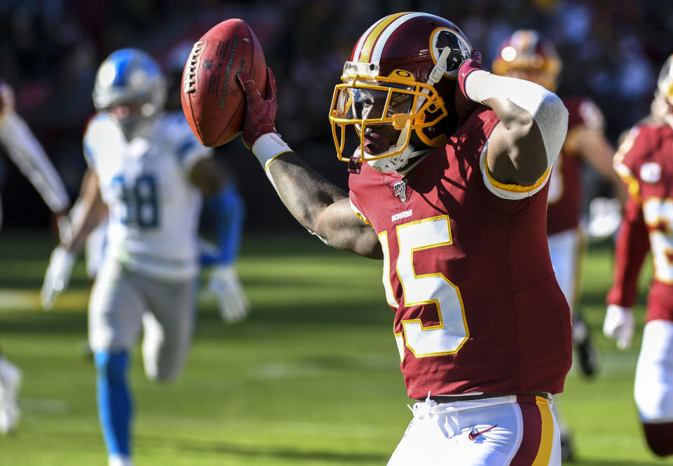 LANDOVER, MD - NOVEMBER 24:  Washington Redskins wide receiver Steven Sims (15) returns a kickoff 91 yards for a touchdown in the second quarter against the Detroit Lions on November 24, 2019, at FedEx Field in Landover, MD. (Photo by Mark Goldman/Icon Sportswire via Getty Images)