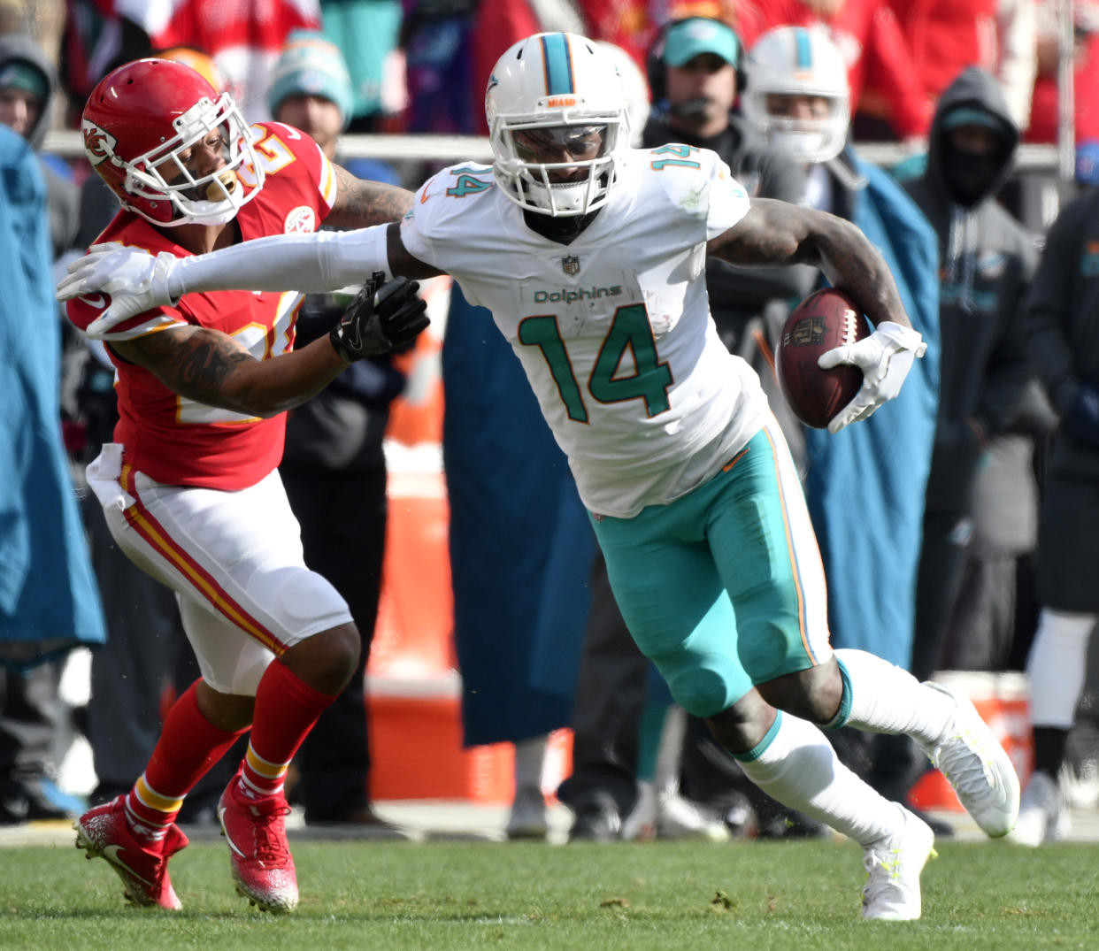 The Browns agreed to trade for Dolphins wide receiver Jarvis Landry. (AP)