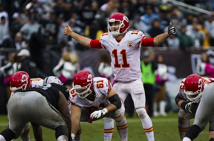 Alex Smith picks apart Raiders' D, leads Chiefs to 26-10 victory