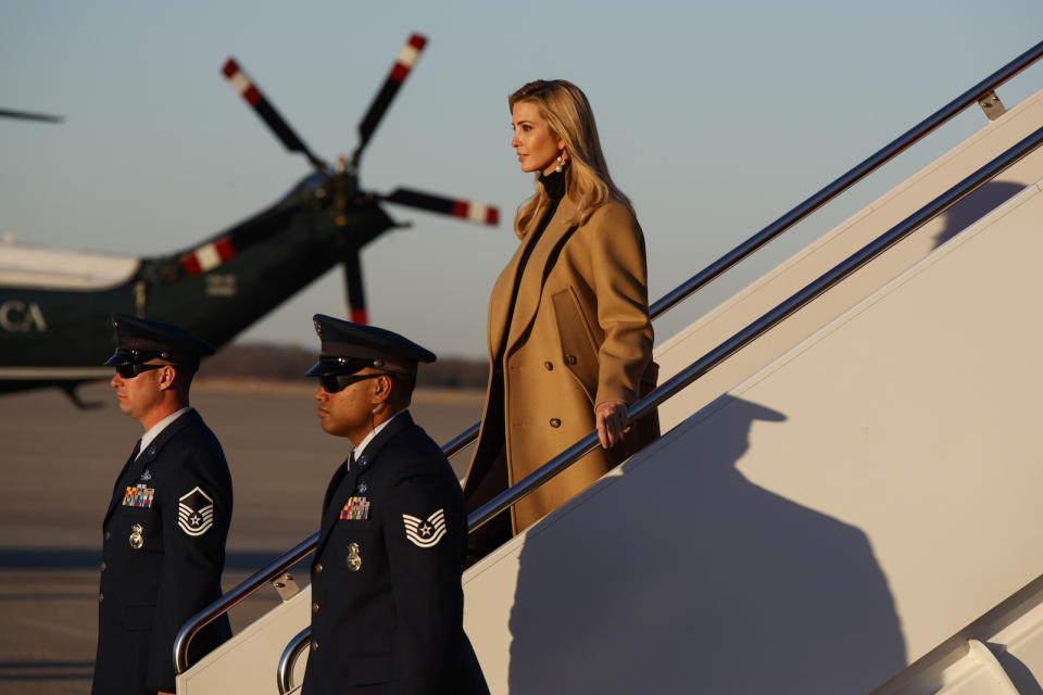 Ivanka Trump kommt lässig und elegant die Gangway herunter. (Bild: AP Photo)