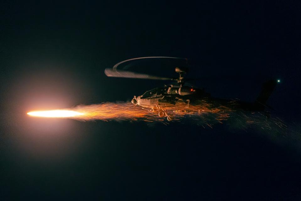 AH-64E直升機實射「地獄火」飛彈。   圖：第四作戰區/提供