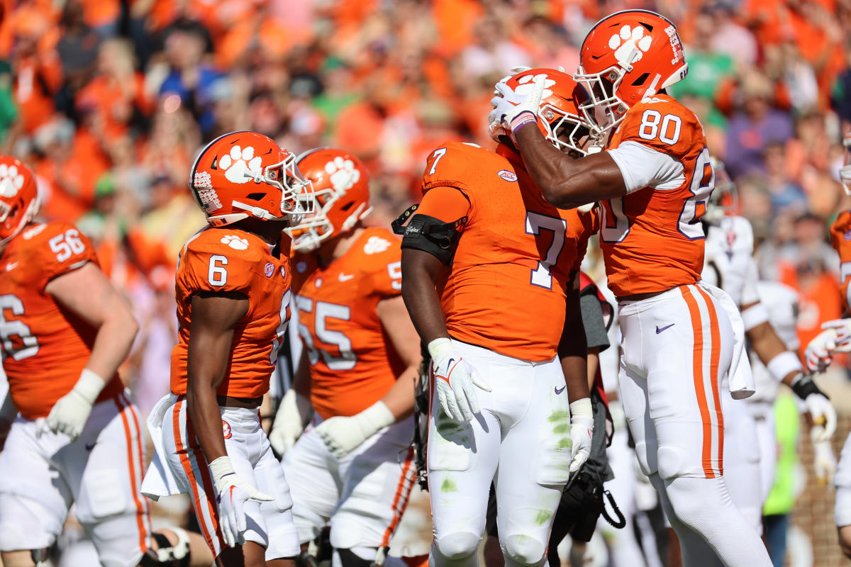 Clemson hangs on after late fumble for 31-23 win over No. 15 Notre Dame -  Yahoo Sports