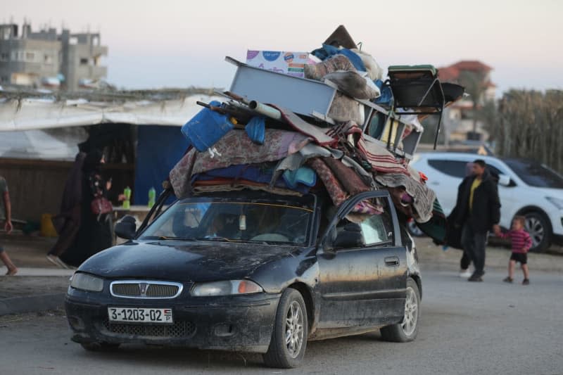 Displaced Palestinians carry their belongings on a vehicle after an evacuation order issued by the Israeli army. Omar Ashtawy/APA Images via ZUMA Press Wire/dpa