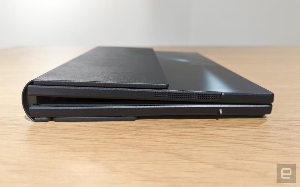 <p>ASUS Zenbook Fold 17</p> 