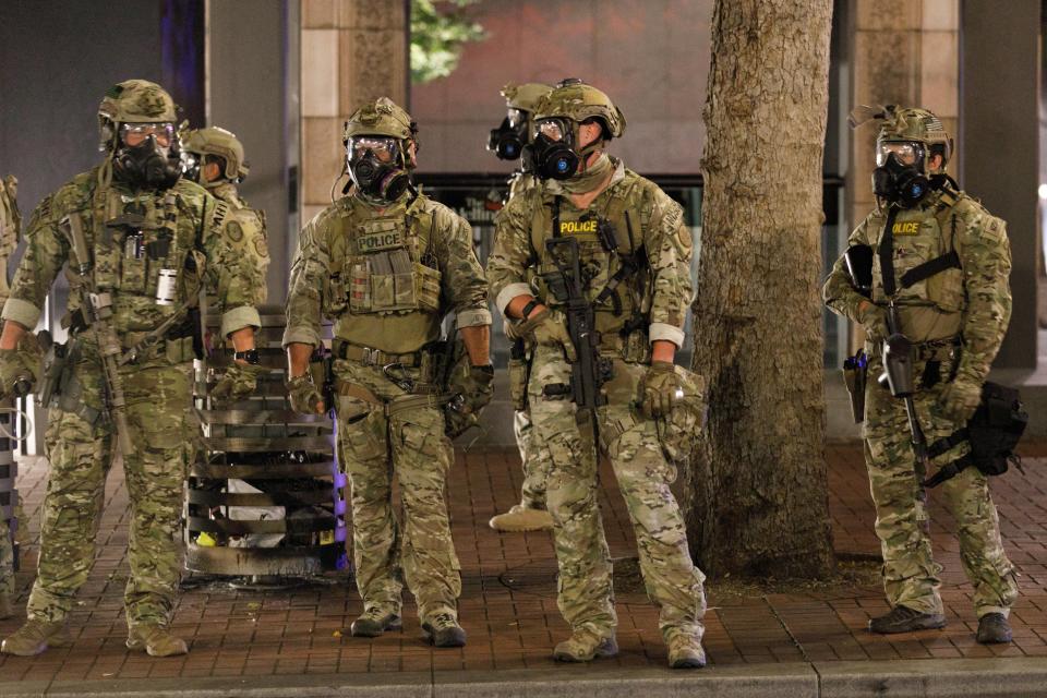 Oficiales encaran a manifestantes en Portland, Oregon, donde por muchos días se han registrado  protestas frente al edificio de la Corte Federal. (Photo by John Rudoff/Anadolu Agency via Getty Images)