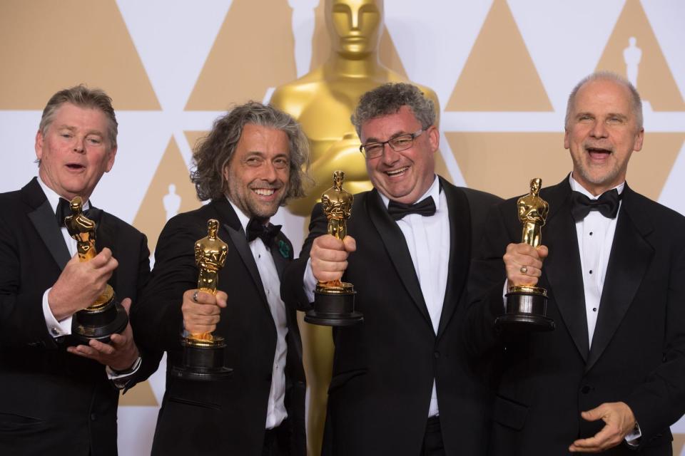 Der bislang letzte deutsche Oscar-Gewinner: Spezialeffektkünstler Gerd Nefzer (zweiter von rechts), wurde 2018 zusammen mit John Nelson (links), Paul Lambert und Richard R. Hoover (rechts) für die Besten Visuellen Effekte bei "Blade Runner 2049" ausgezeichnet. (Bild: Michael Baker /A.M.P.A.S.)