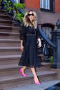 <p>Carrie is back! Sarah Jessica Parker sieht in ihrem schwarzen Spitzen-Midikleid wie ihre frühere Serienfigur Carrie Bradshaw aus. Besonders ins Auge fallen die pinken High Heels, die mit dem monochromen Look berechen. (Bild: ddp) </p>