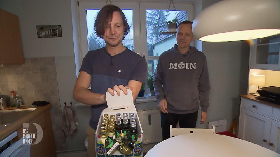 Schnibbelhilfe Rouven hat Sebastian den Schnaps für den Abend mitgebracht.
 (Bild: RTL)