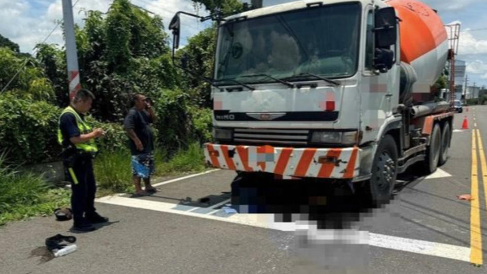 台南市官田區發生軍人騎機車與水泥預拌車碰撞事故。翻攝畫面