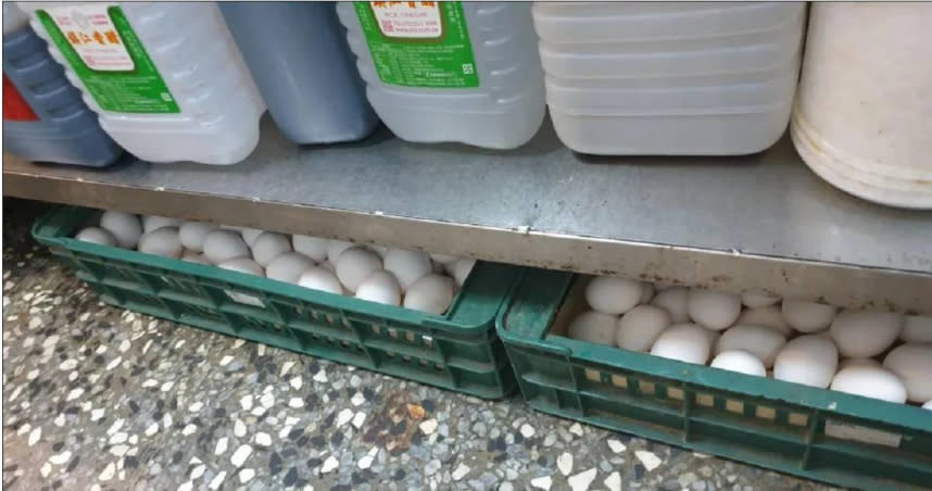 北市衛生局派員前往稽查，發現業者將醬料、蛋品、鍋具放置地面等6大缺失，已經要求在4月28日前改善。（圖／台北市衛生局）