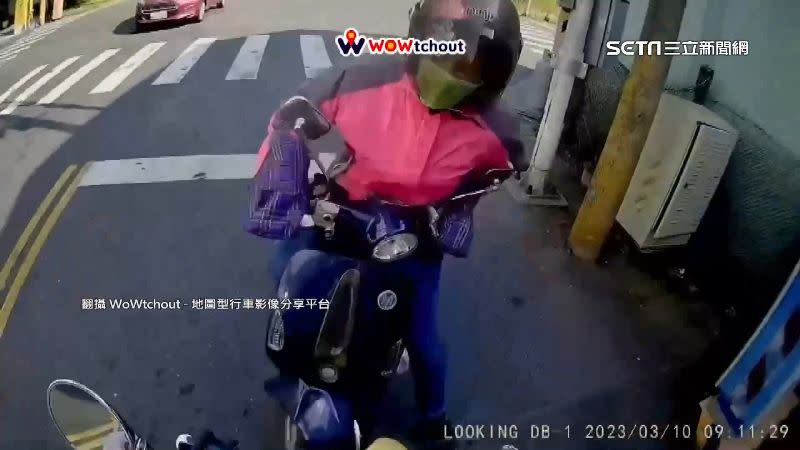 婦人和另一輛機車發生碰撞。（圖／翻攝自WoWtchout-地圖型行車影像分享平台）