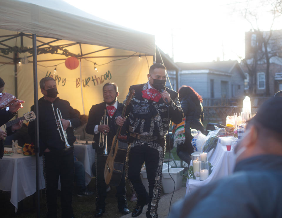 Enrique León, fundador del Mariachi México Vivo, toca en una fiesta de cumpleaños en Chicago el 19 de marzo de 2021. (Samantha Friend/The New York Times)