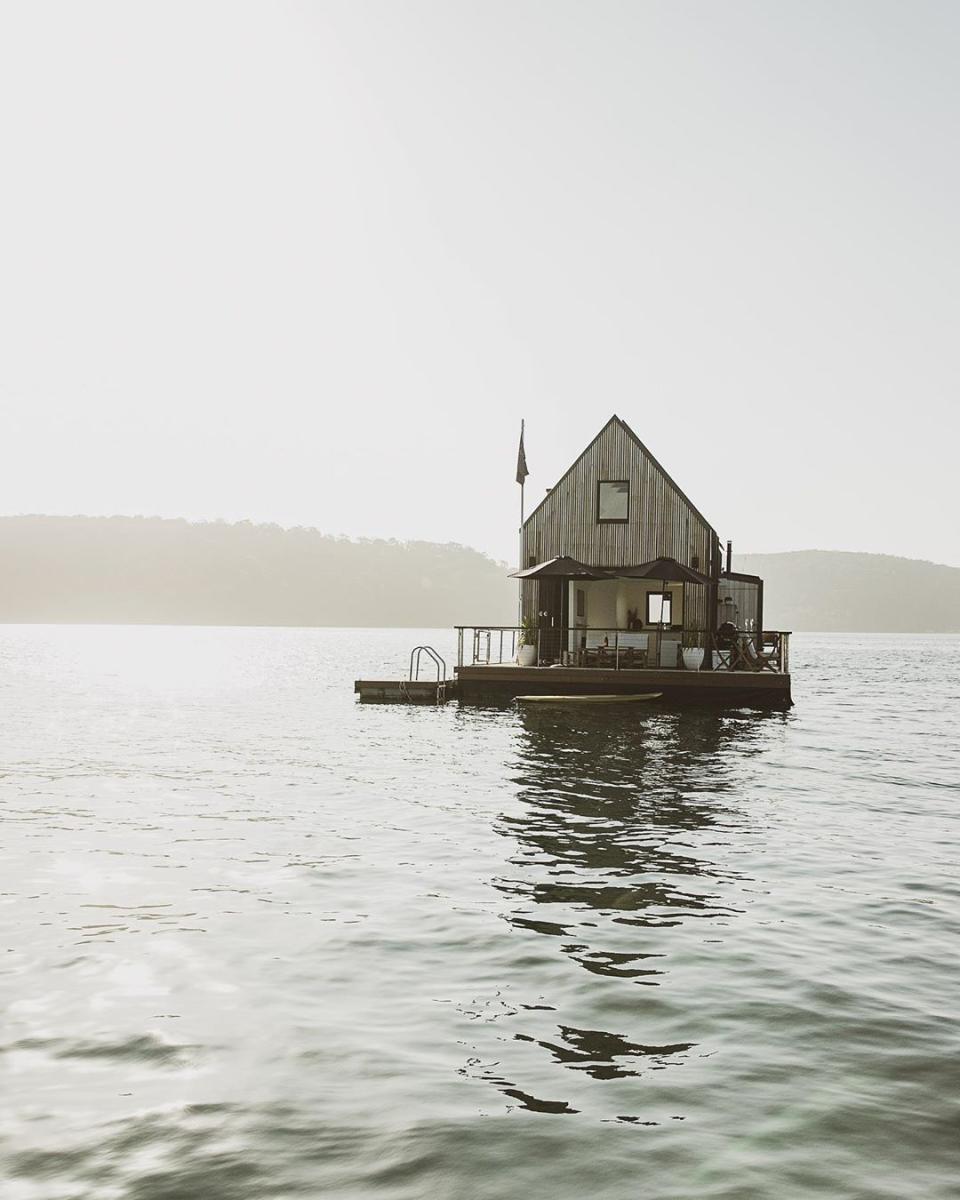 Su propietario y diseñador es el australiano Chuck Anderson, que ideó la villa para que pareciera realmente una casa flotante y, al mismo tiempo, respetara el entorno en el que se ubica. (Foto: Instagram / <a href="http://www.instagram.com/p/B_PQDpPjeJV/" rel="nofollow noopener" target="_blank" data-ylk="slk:@lilypadpalmbeach;elm:context_link;itc:0;sec:content-canvas" class="link ">@lilypadpalmbeach</a>).