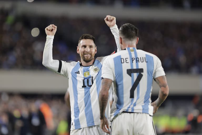 Messi celebra su gol ante Ecuador, De Paul se acerca a abrazarlo