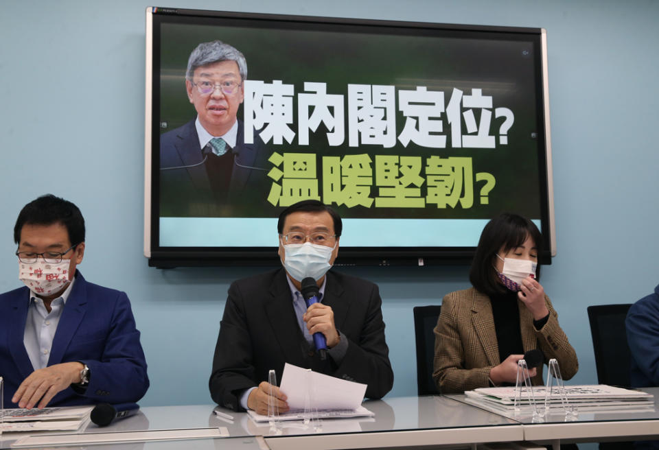 國民黨立院黨團30日舉行「陳內閣定位？溫暖堅韌？」記者會，質疑準閣揆陳建仁上任後，要不要查高端弊案？總召曾銘宗提出四點期許，希望陳建仁以蒼生為念，為人民做事，不要不知民間疾苦。積極扶植中小企業促轉型，不要只會照顧特別公司。用人唯才，不要太多意識形態考量，派系分贓破壞文官體制。做好施政評估，人民納稅錢用在刀口上而非政黨之私。（陳君瑋攝）