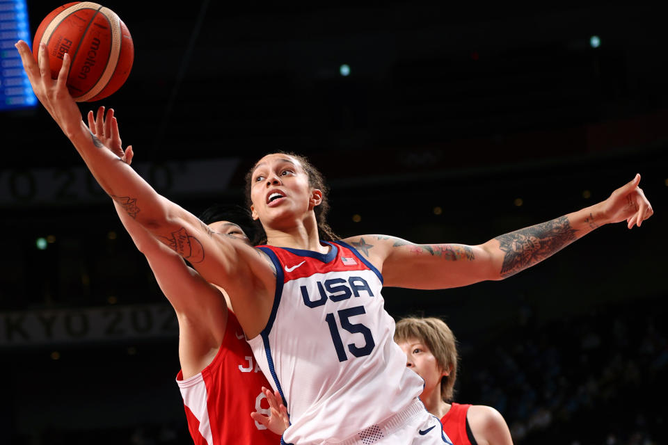 Brittney Griner del equipo de baloncesto de Estados Unidos, ganadores de la medalla de oro en los Juegos Olímpicos de Tokio 2020. (Foto: Reuters)