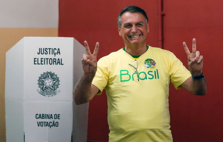 El presidente brasileño y candidato a la reelección, Jair Bolsonaro, emite su voto