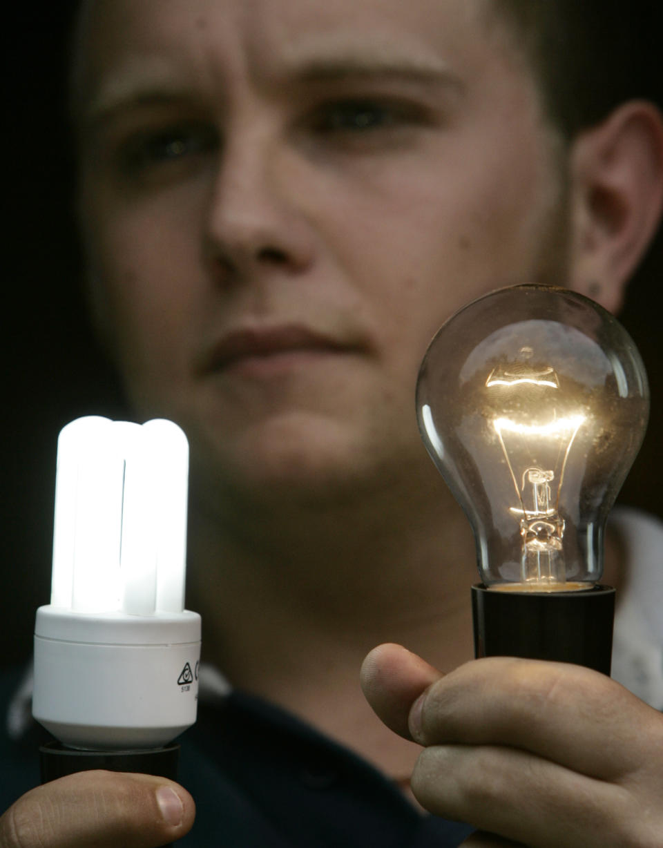 Un foco fluorescente de bajo consumo eléctrico (izq) y una de las antiguas bombillas de luz incandescente. (Reuters)