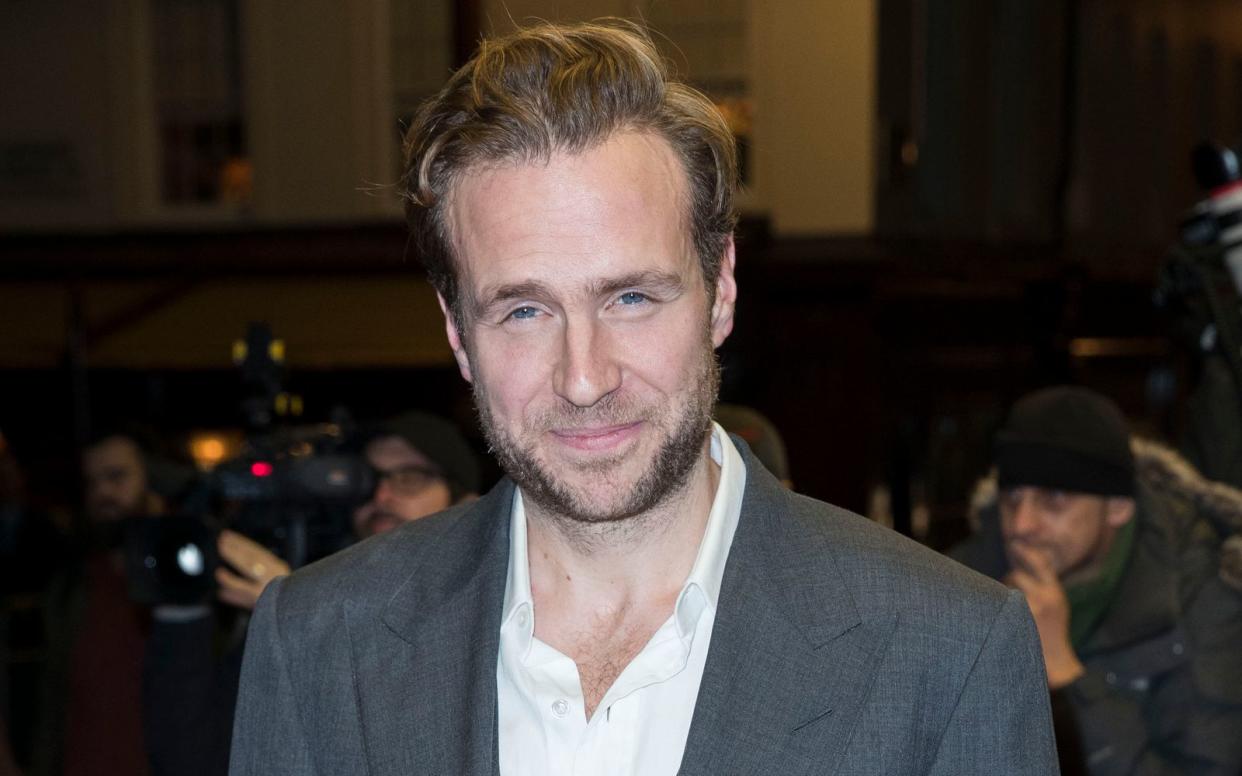 Die dritte Staffel seiner Serie "Trying" zeige er seinem Nachwuchs nicht, verriet Rafe Spall im Interview. Der Grund: eine Sexszene. "Das wäre vielleicht etwas unangemessen für meine Kinder", betonte der Familienvater. (Bild: 2016 Getty Images/John Phillips)