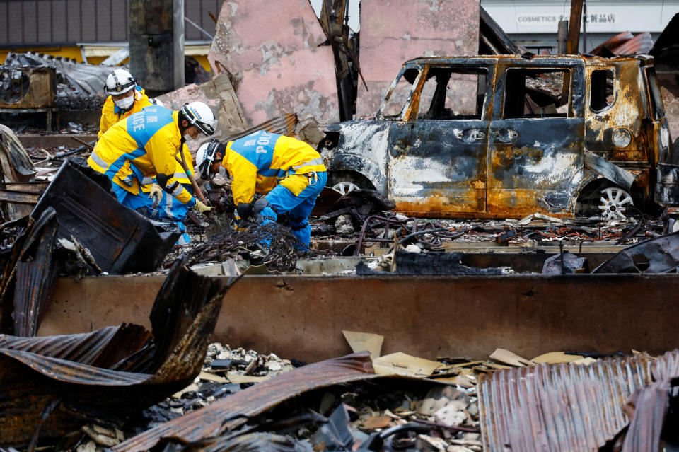 警方在日本石川縣輪島地震後被燒毀的「朝市通」尋找遇難者。 （路透社）