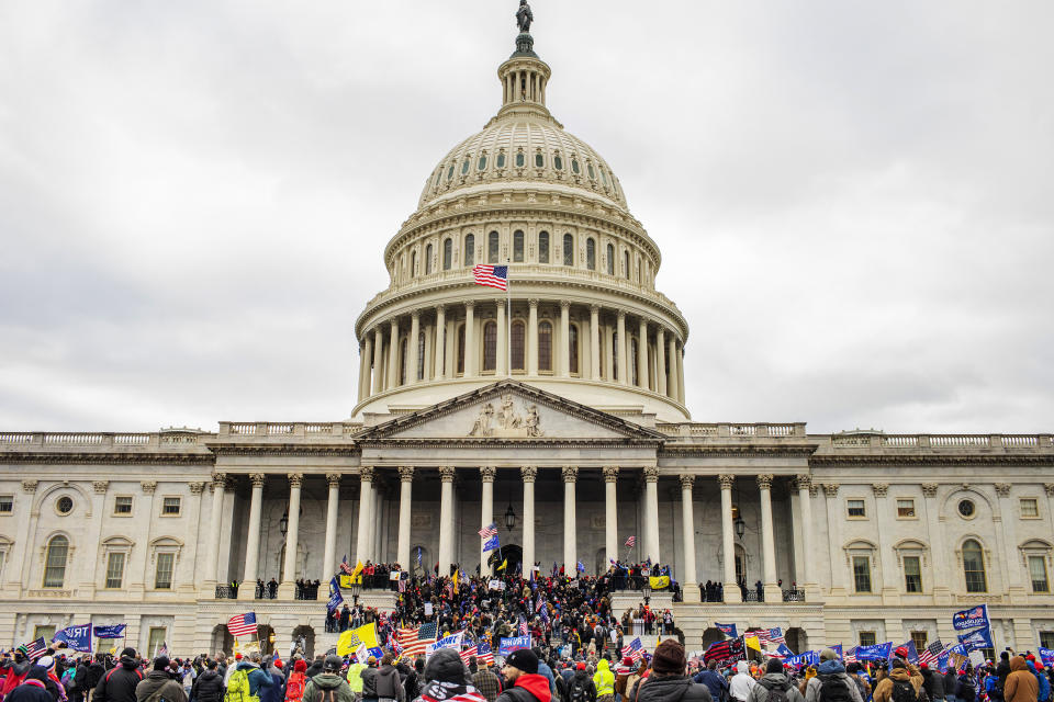 Simpatizantes del entonces presidente Donald Trump irrumpen en el Capitolio de Estados Unidos, el 6 de enero de 2021. (Jason Andrew/The New York Times).