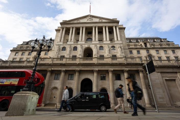 FTSE London, UK. 23rd Sep, 2022. People walk past the Bank of England in London. The Bank&#39;s Monetary Policy Committee raised interest rates to 2.25 percent yesterday though in today&#39;s mini-budget, Kwasi Kwarteng unveiled the biggest tax cuts in 34 years. Credit: SOPA Images Limited/Alamy Live News