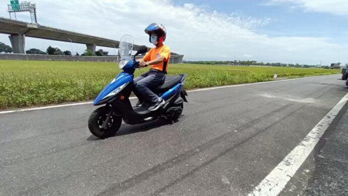 ▲機車停下來，雙腳也不用落地。(圖/樊德惠攝)