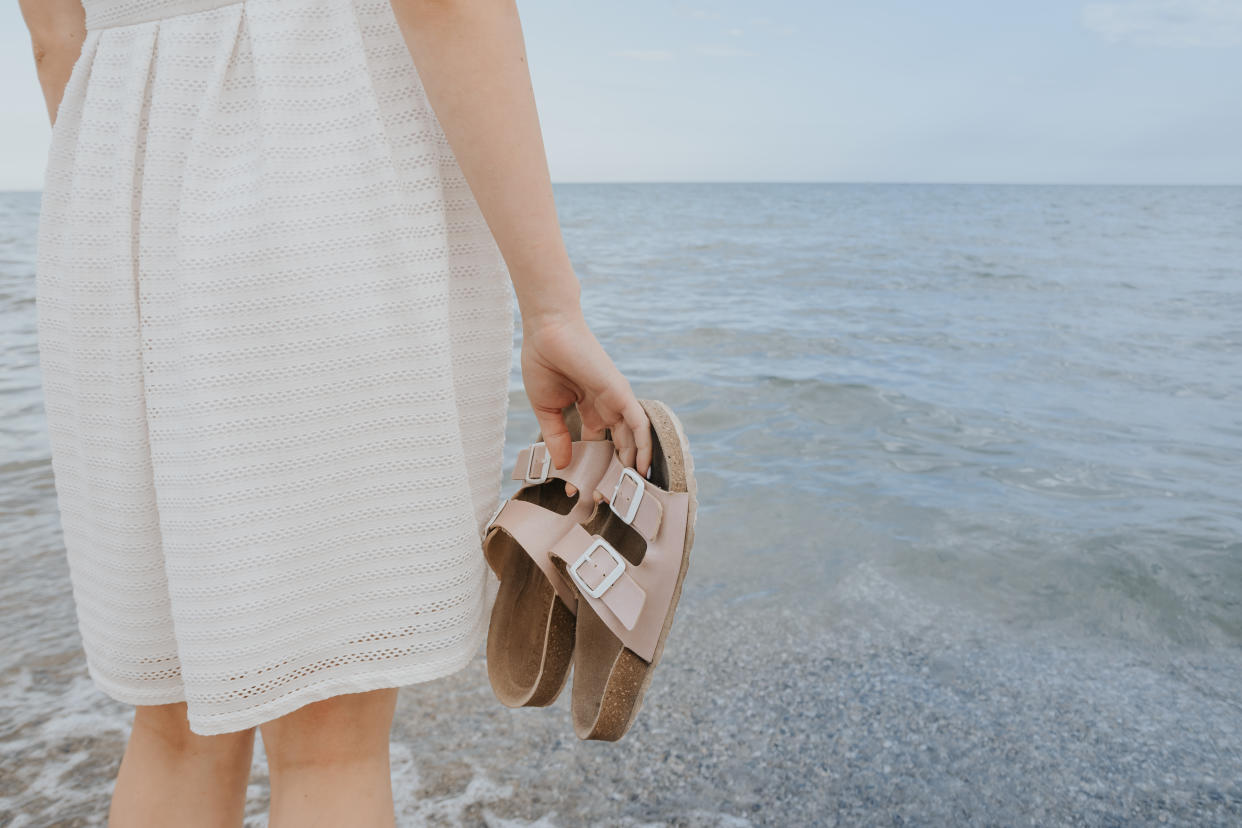 Unas sandalias cómodas y seguras para caminar es todo lo que necesitas para esta temporada de calor/Getty Images.