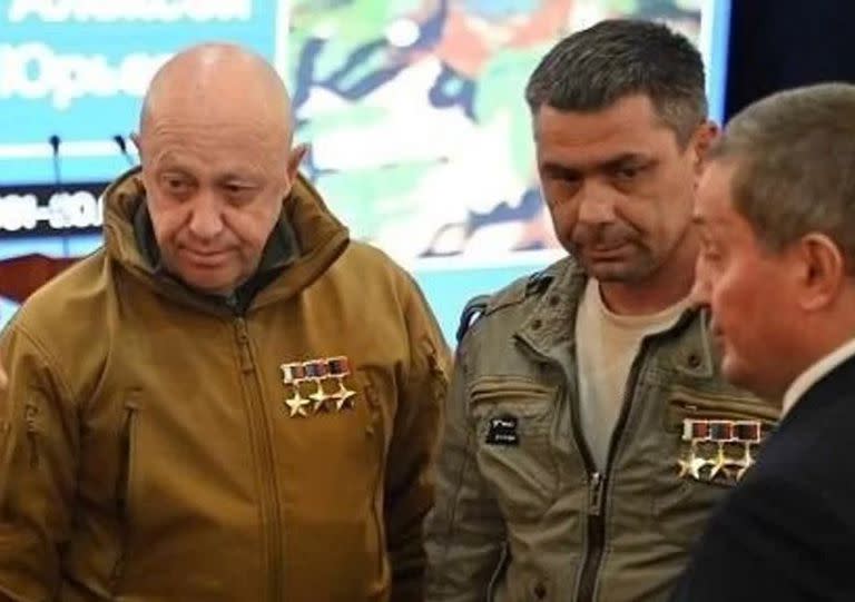 Yevgueni Prigozhin, que murió tras la sospechosa caída de la aeronave en la que viajaba, y Anton Elizarov, del Grupo Wagner