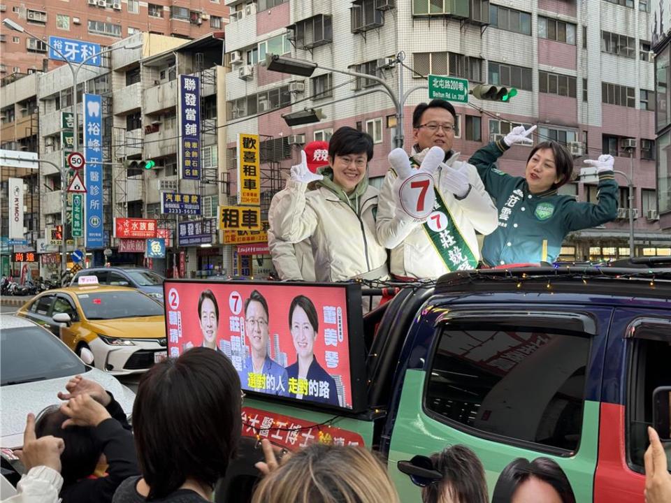 台中五選區立委選情激烈，民進黨候選人莊競程（中）與立委范雲（右）、台中市議員陳俞融（左）22日自北屯路競總出發展開車掃，爭取鄉親支持。（潘虹恩攝）