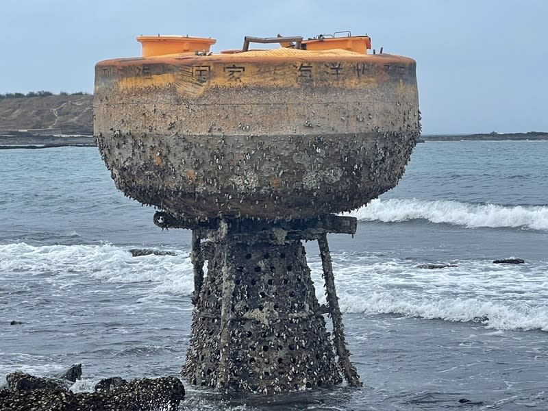 澎湖縣西嶼海域出現巨型海洋浮標 海巡署、國家海洋研究院30日派員至澎湖縣西嶼海域 勘查不明漂流物，該漂流物總高約3公尺，側面印有 類似「南麂列島國家海洋牧場」字樣，確認是已失效 的巨型海洋浮標，後續將由海洋保育署清除。 （海委會提供） 中央社記者林巧璉傳真  112年11月30日 