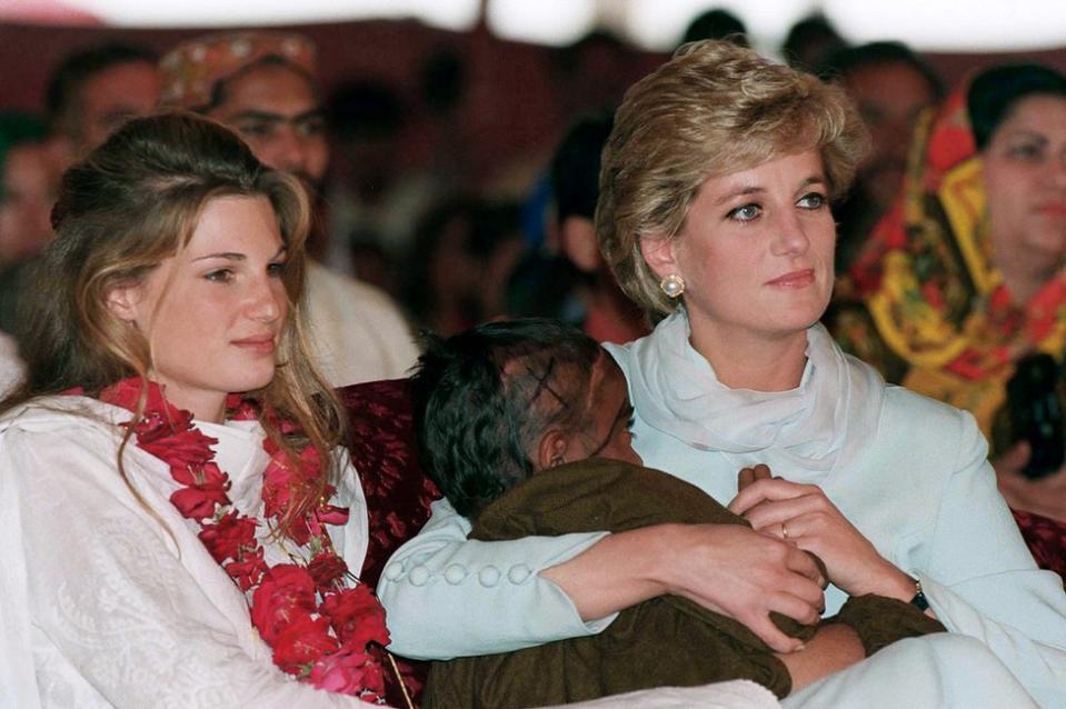 Jemima Khan y la princesa Diana con un niño en brazos