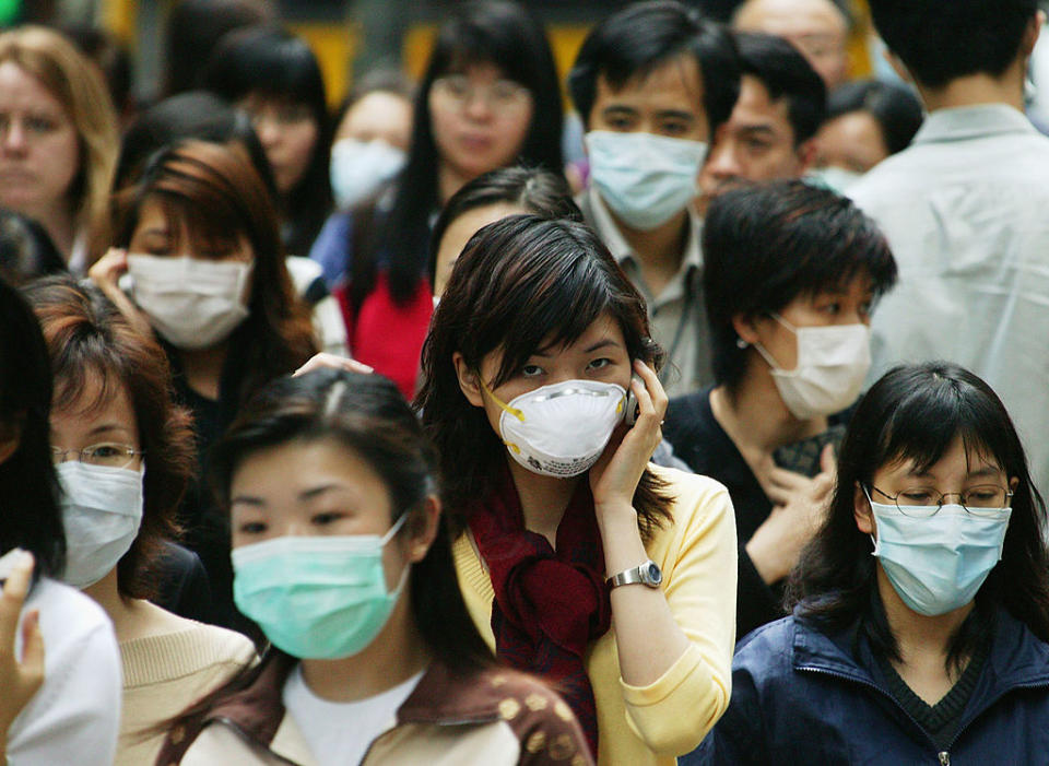 2003 trauten sich während der SARS-Krise viele Menschen in Hong Kong nur noch mit Mundschutz vor die Tür (Symbolbild: Getty Images)