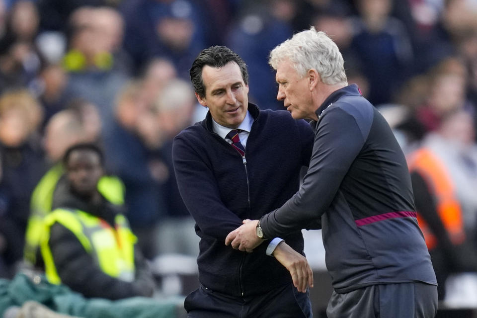 Aston Villa's head coach Unai Emery, left, speaks with West Ham's manager David Moyes at the end of the English Premier League soccer match between West Ham and Aston Villa, at the London stadium in London, Sunday, March 17, 2024. (AP Photo/Kirsty Wigglesworth)