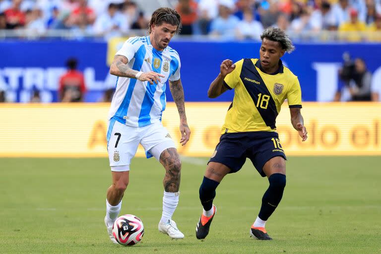 Rodrigo De Paul lleva la pelota ante la marca de Julio Ortiz