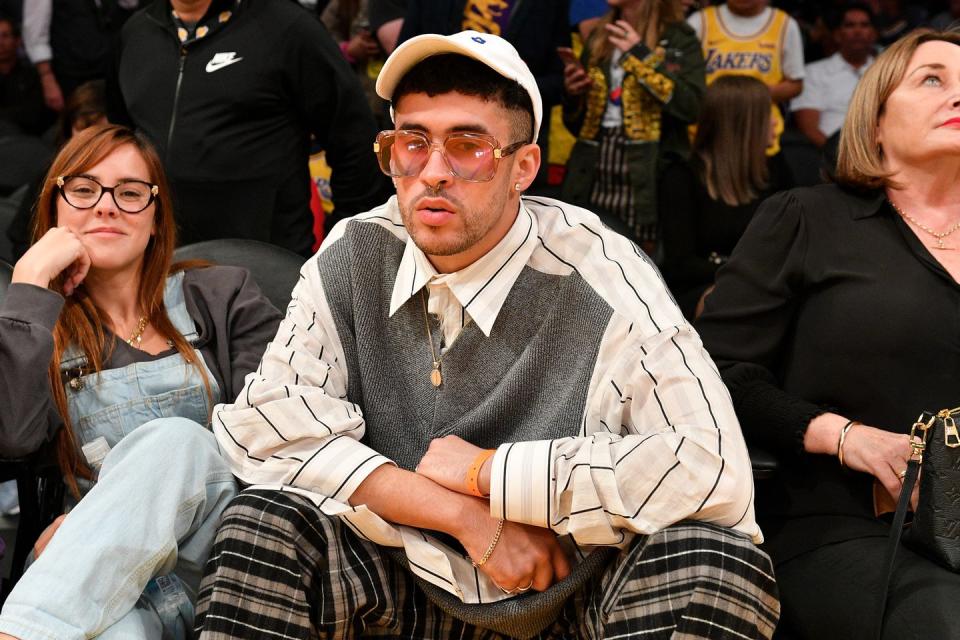 bad bunny and gabriela berlingeri at a lakers game