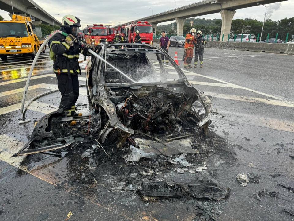 國道公路警察局第一大隊29日表示，27歲莊姓警員與另名警員駕駛巡邏車執行勤務時，發現車輛顯示傳動軸異常，緊急將車輛停在國道1號南向48.5公里桃園段桃園出口槽化線上，隨後車輛就冒煙起火，詳細事故原因有待調查。（圖／國道公路警察局提供）