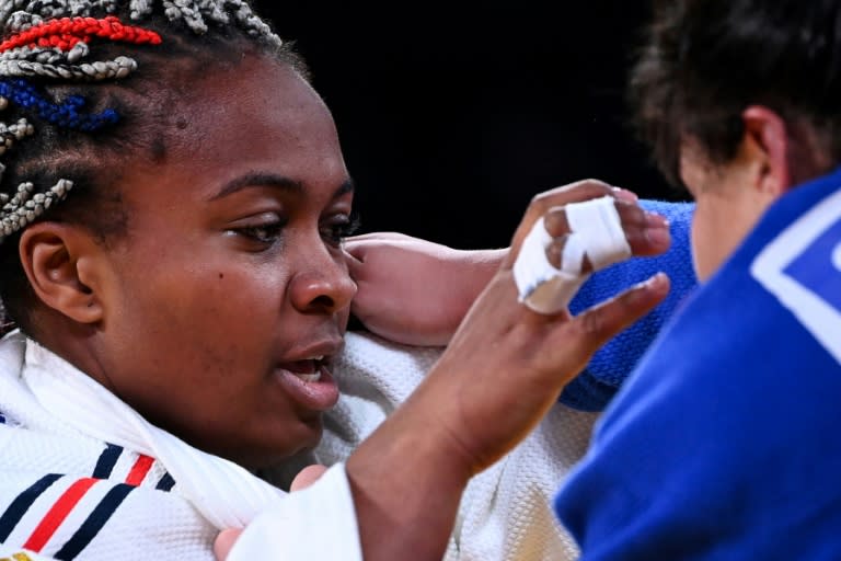 La judoka française Romane Dicko (g) face à la Géorgienne Sophio Somkhishvili lors des Mondiaux à Tachkent, le 13 octobre 2022 (Kirill KUDRYAVTSEV)