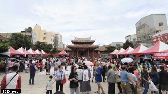 鹿港龍山寺廣場舉辦鹿港慶端陽系列活動-童玩美食慶端陽活動。（記者方一成攝）