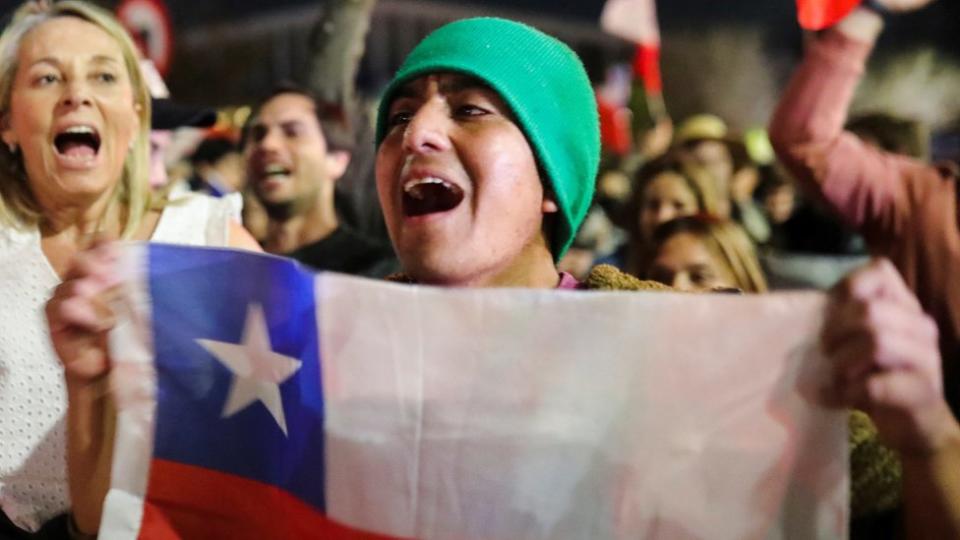 Un ciudadano festeja el resultado del rechazo a la propuesta de la nueva Constitución en Chile.