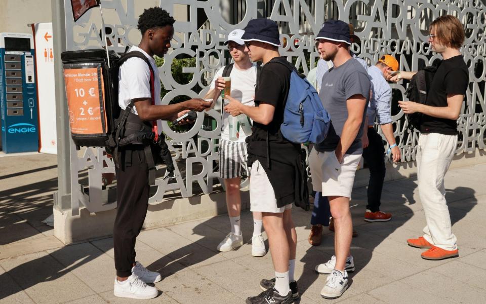 Punters queue up to buy beer at Roland Garros - Booze to boos: How Roland Garros was transformed into a seething pit of hate - Alamy Live/Maya Vidon-White