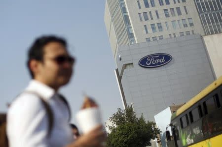 El logo de Ford en una tienda de la firma automotriz en Ciudad de México, abr 5, 2016. La automotriz estadounidense Ford Motor Co anunció el martes que cancelará una inversión de 1,600 millones de dólares en una fábrica en México y que en su lugar usará 700 millones de dólares para una planta en Michigan, tras ser muy criticada por el presidente electo de Estados Unidos, Donald Trump. REUTERS/Edgard Garrido/File Photo