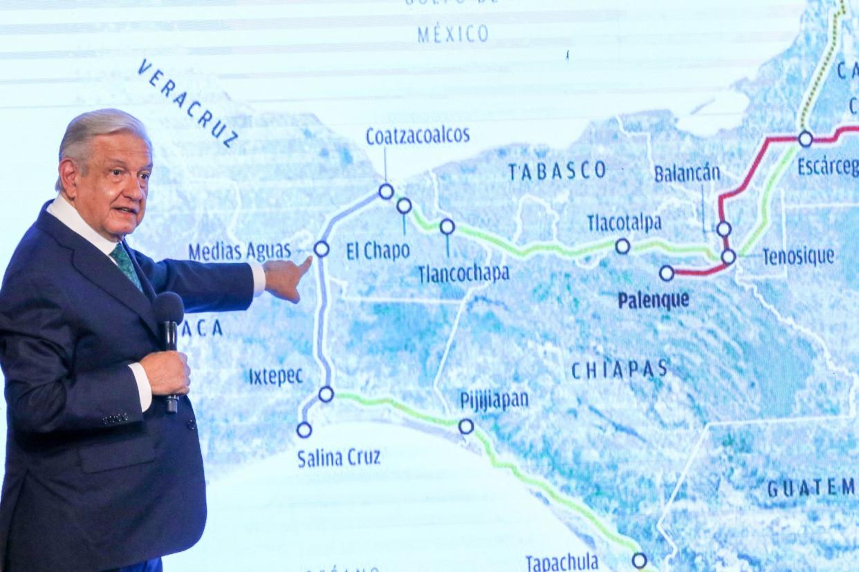 Andrés Manuel López Obrador, presidente de México, explicando en su conferencia 'Mañanera' la toma de las instalaciones de la empresa Ferrosur en Coatzacoalcos, Veracruz |  | FOTO: MOISÉS PABLO/CUARTOSCURO.CON
