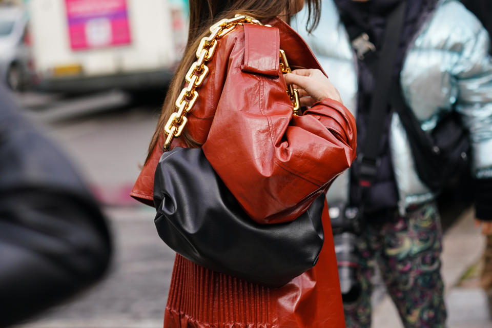 Aperçu partout à la Fashion Week, le Chain Pouch de Bottega Veneta est le nouveau it bag [Photo : Getty Images]