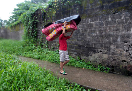 A child carries a mattress to shelters prior to the arrival of hurricane Otto in Bluefields, Nicaragua November 24, 2016. REUTERS/Oswaldo Rivas